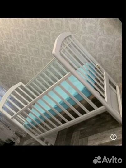 Детская кроватка с маятником