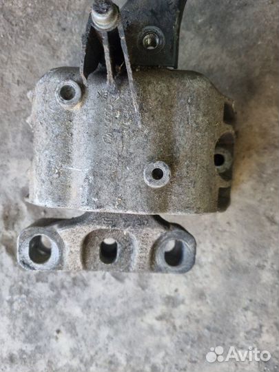 Опора двигателя прав. Volkswagen Golf