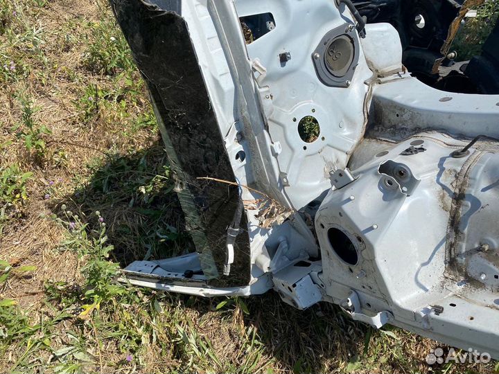 Правая передняя четверть Lexus RX III