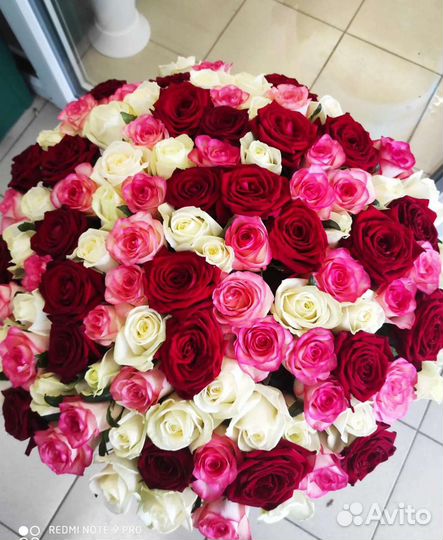 Живые цветы, мягкие игрушки, гелевые шары