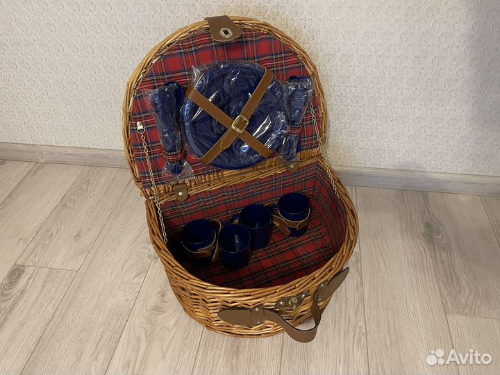 Корзина для пикника с посудой