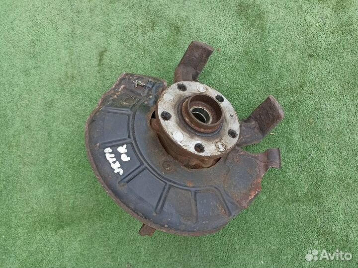 Поворотный кулак передний правый Volkswagen Jetta