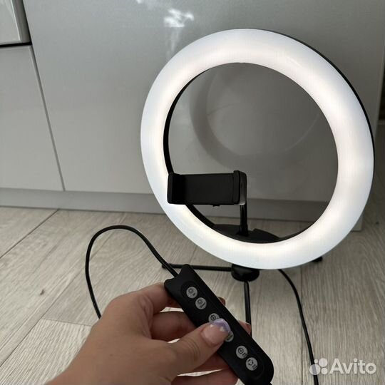 Кольцевая лампа на низком штативе