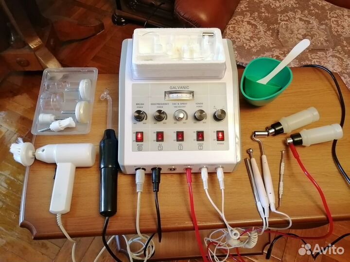 Аппарат для косметических процедур и чистки лица