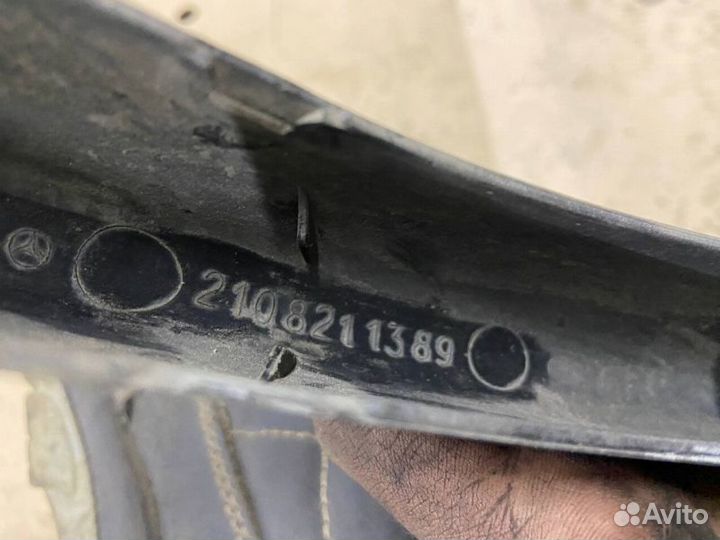 Накладка петли крышки багажника Mercedes-Benz