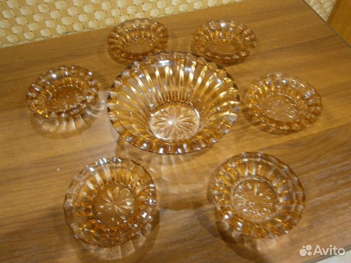 Графины вазы розетки сувениры из цветного стекла