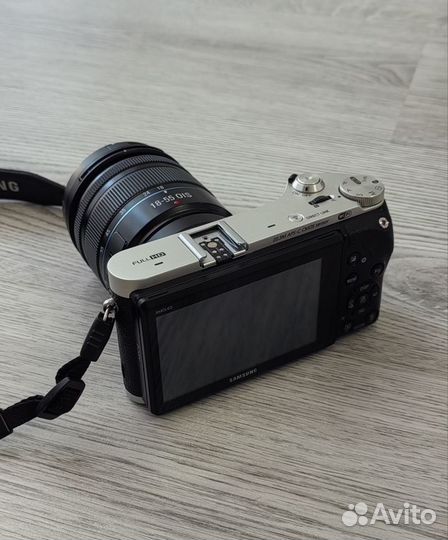 Компактный фотоаппарат Samsung NX300