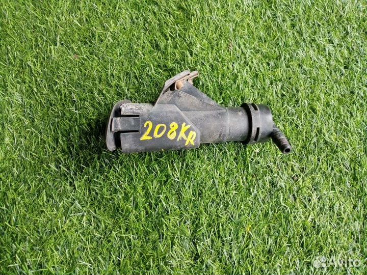 Форсунка омывателя фар правая Toyota Avensis T250