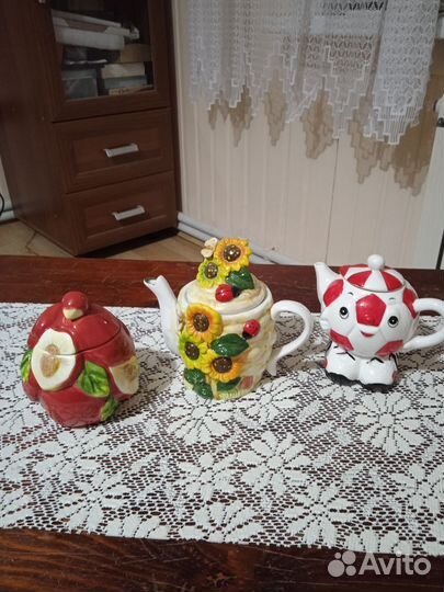 Заварочные чайники и сахарница