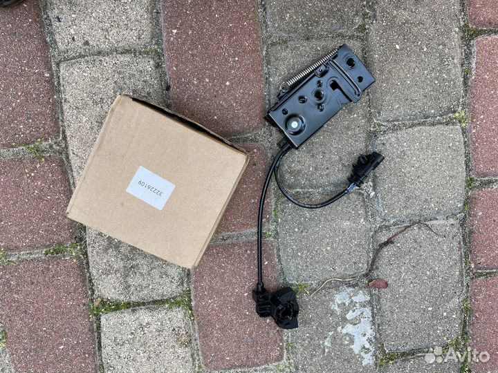 Замок капота левый 