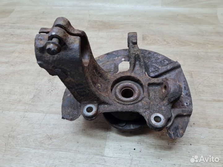 Кулак передний правый Land Rover Freelander 2 L359