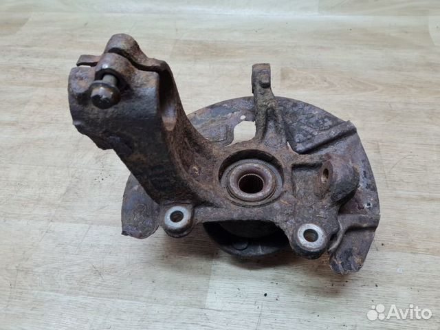 Кулак передний правый Land Rover Freelander 2 L359