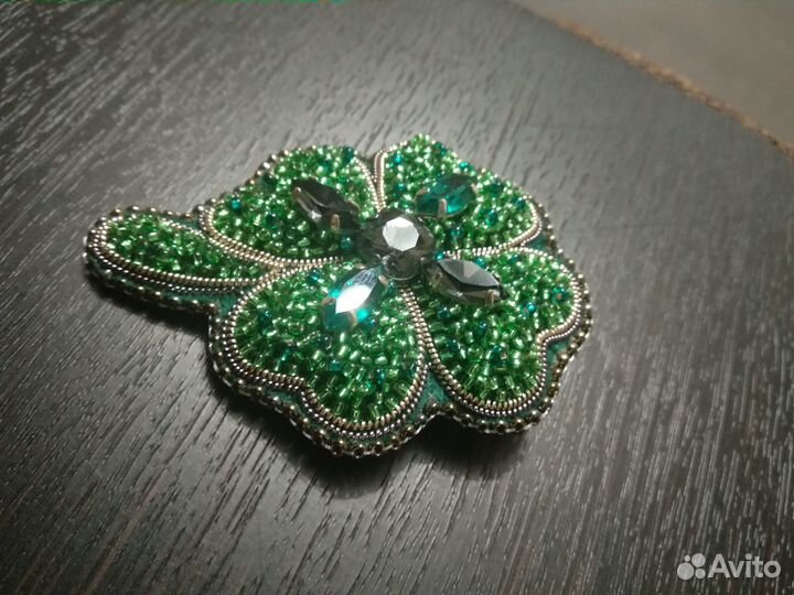Брошь ручной работы из бисера