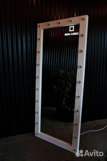 Гримерное зеркало с лампами