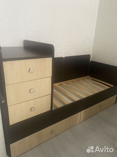 Детская кроватка с маятником