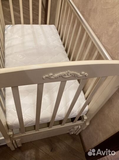 Детская кроватка, матрас, комод