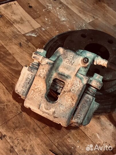 Суппорт тормозной Toyota GX71