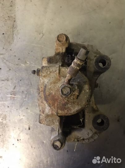 Суппорт передний правый Nissan Maxima A32 Cefiro