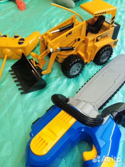 Экскаватор на пульте управления (пила в подарок)