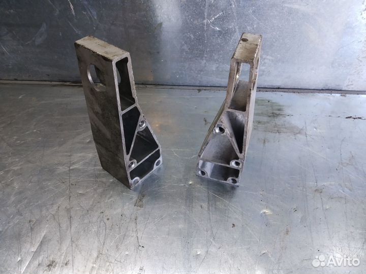 Кронштейн подрамника передний Mercedes-Benz