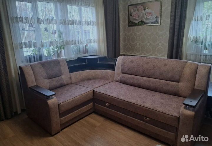 Угловой диван с баром