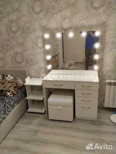 Гримерный стол с зеркалом и ящиками