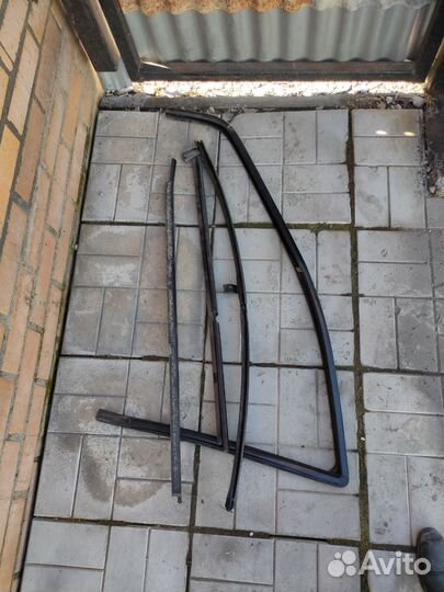 Уполотнитель двери передней левой Renault Scenic 1