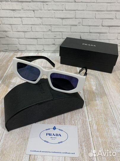 Солнцезащитные очки Prada