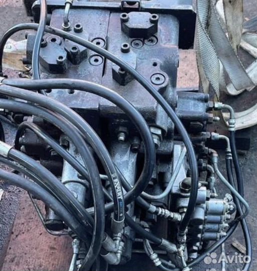 Гидрораспределитель Hitachi ZX240-3