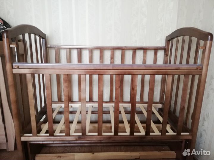 Детская кроватка с продольным маятником