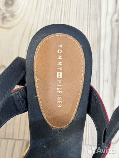 Tommy hilfiger босоножки женские на танкетке 39