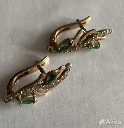 Золотые серьги и кольцо бриллиантами и изумрудами