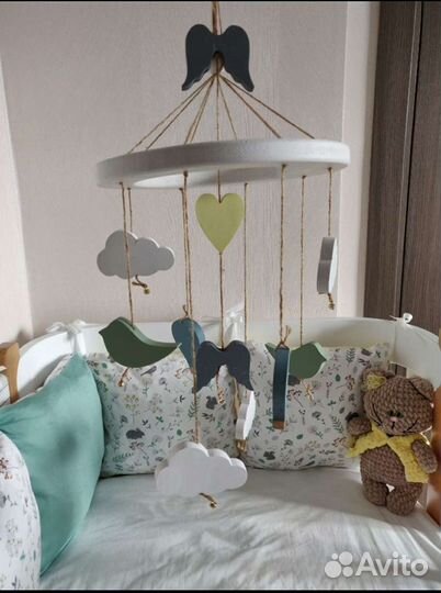 Деревянный мобиль на кроватку. С кронштейном