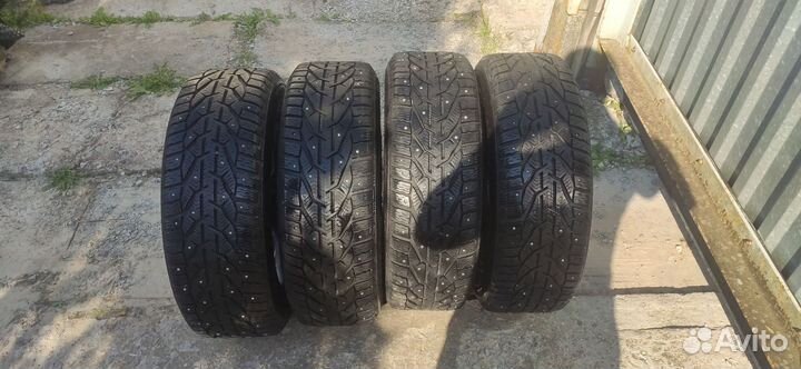 Зимняя резина 205/55 R16 на литых дисках