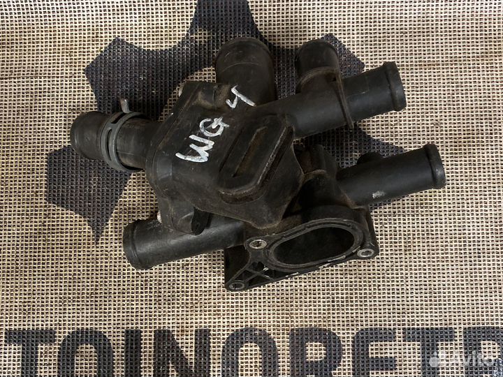 Фланец охлаждения Volkswagen Golf 4 06A121111