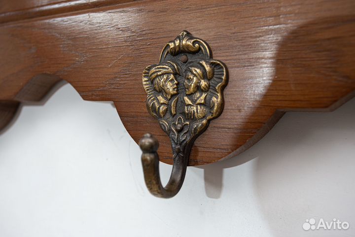 Деревянная настенная вешалка