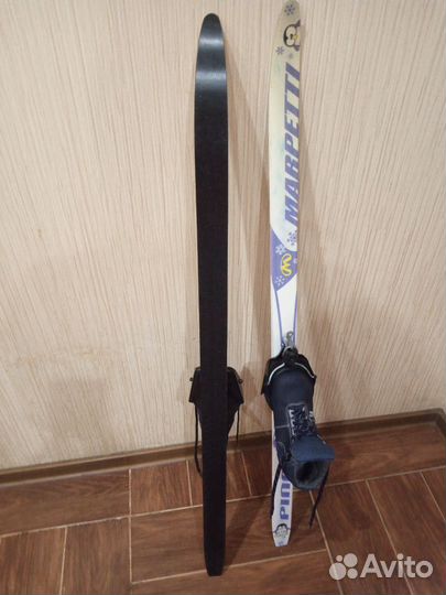 Лыжи и ботинки классические. Лыжи с насечкой