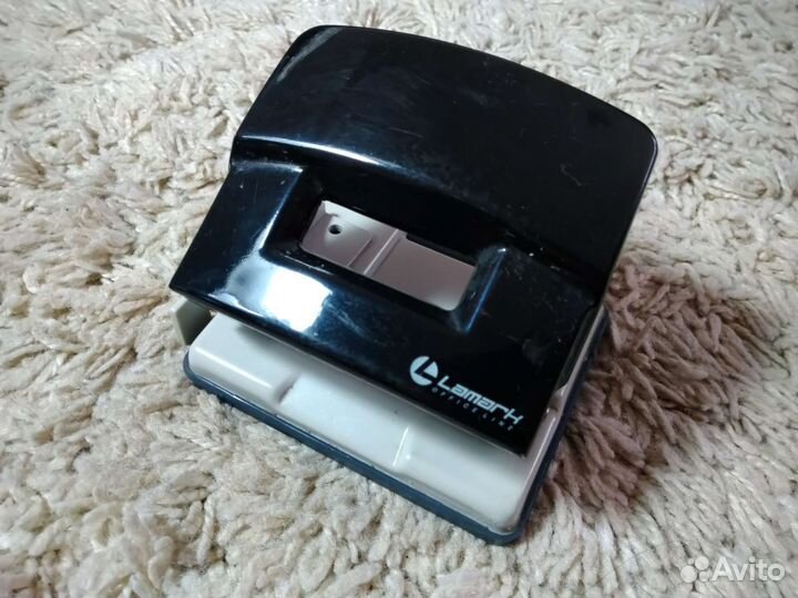 Дырокол металлический Lamark на 20 листов