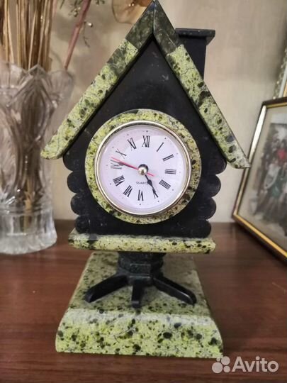 Настольные часы из камня малахит