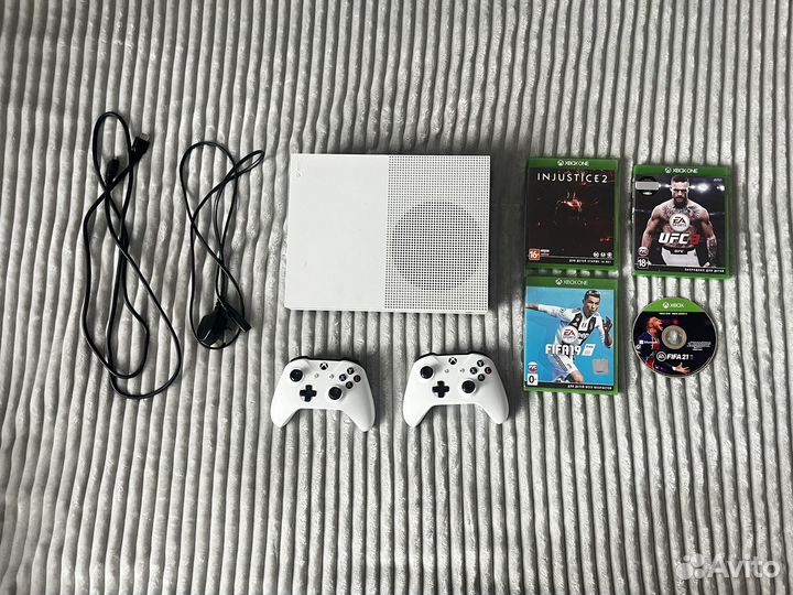 Xbox One S 1TB с играми