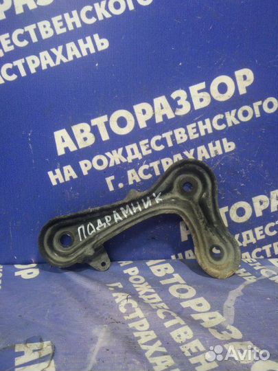 Левый кронштейн переднего подрамника Toyota Verso