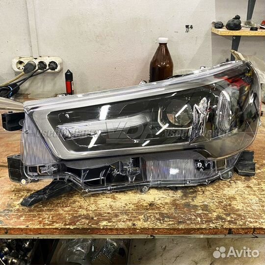 Стекло для фары Toyota Hilux (2020-2022) Левое