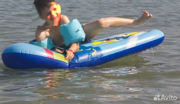 Детский надувной матрас и нарукавники для плавания