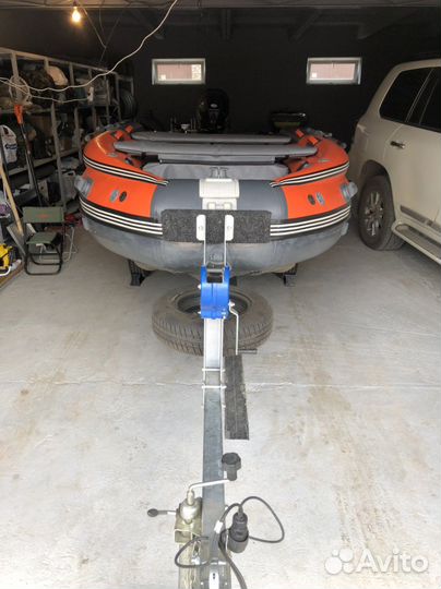 Лодка с мотором и прицепом