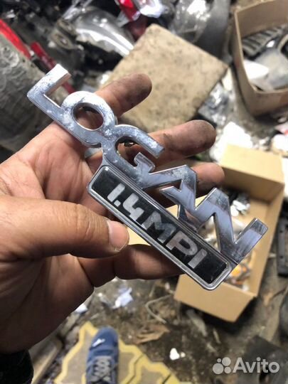 Шильдик Renault Logan