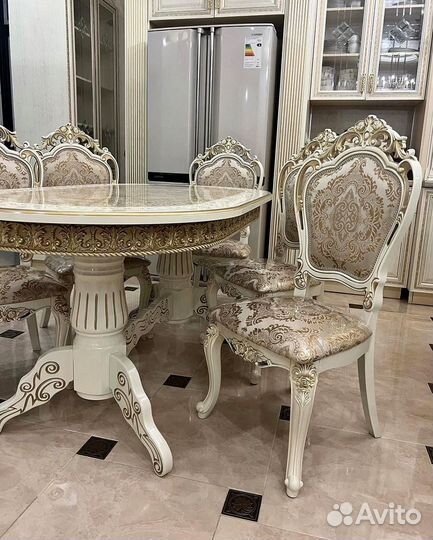 Стол обеденный. В наличии