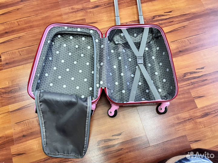 Чемодан на колесах пластиковый