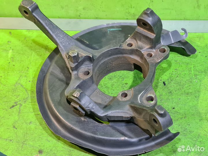 Кулак передний правый Land Rover Discovery II