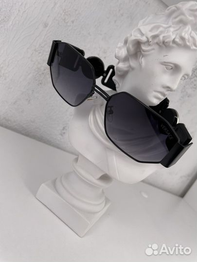 Солнцезащитные очки Versace черные