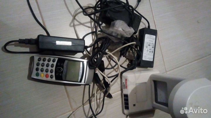 Терминал для оплаты картами. Тюльпаны. Переходники